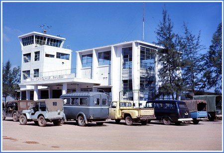 Chú thích của Steve Brown trên Flickr cá nhân của mình về bức ảnh: Nhà ga của sân bay Phú Bài (Huế), nằm trên đường tới đơn vị của tôi. Sân bay này ngày nay đã trở thành một sân bay quốc tế hiện đại của miền Trung Việt Nam.